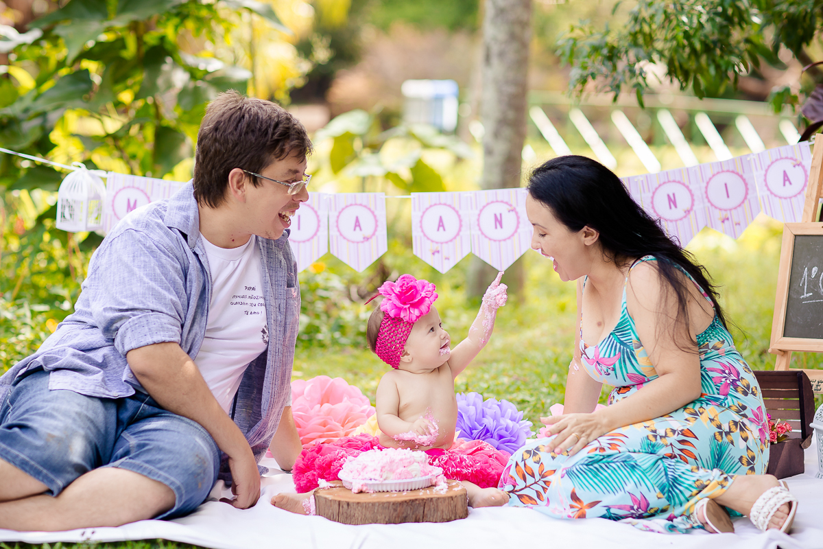 Linda e graciosa princesa muita fofa,  O Smash the cake da Maria Antonia com tema de jardim ficou apaixonante. ♥

 Essa menininha consegue bater todos recordes de  simpatia e fofura, ela é mais que demais! 