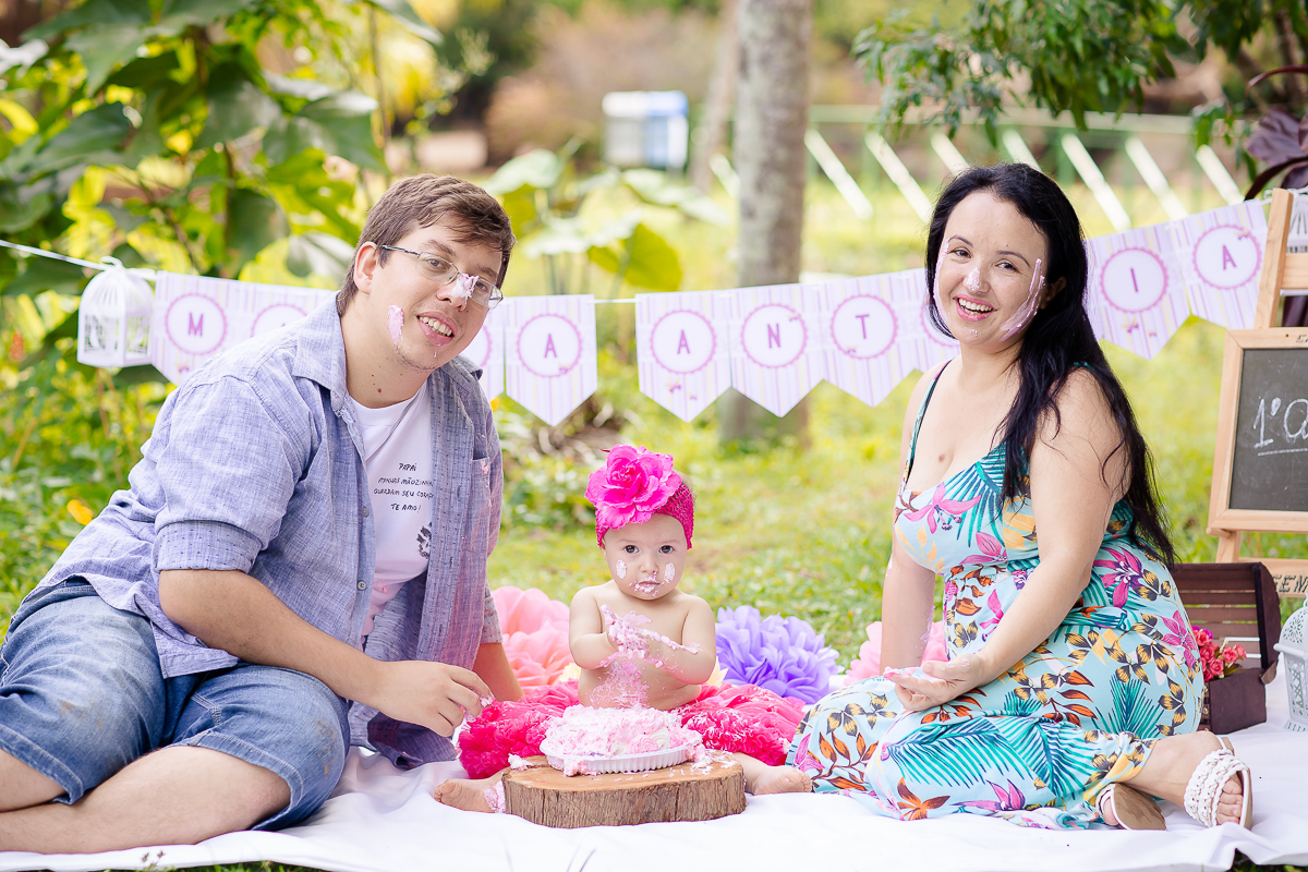 Linda e graciosa princesa muita fofa,  O Smash the cake da Maria Antonia com tema de jardim ficou apaixonante. ♥

 Essa menininha consegue bater todos recordes de  simpatia e fofura, ela é mais que demais! 
