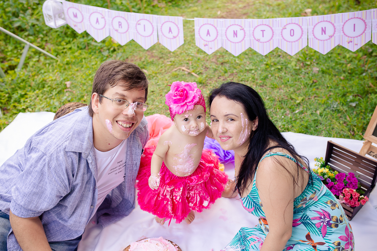 Linda e graciosa princesa muita fofa,  O Smash the cake da Maria Antonia com tema de jardim ficou apaixonante. ♥

 Essa menininha consegue bater todos recordes de  simpatia e fofura, ela é mais que demais! 