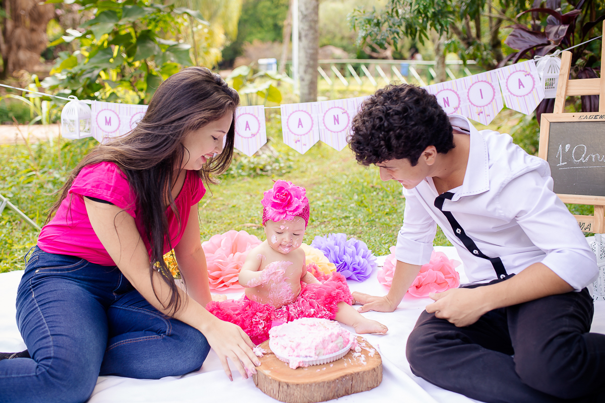 Linda e graciosa princesa muita fofa,  O Smash the cake da Maria Antonia com tema de jardim ficou apaixonante. ♥

 Essa menininha consegue bater todos recordes de  simpatia e fofura, ela é mais que demais! 