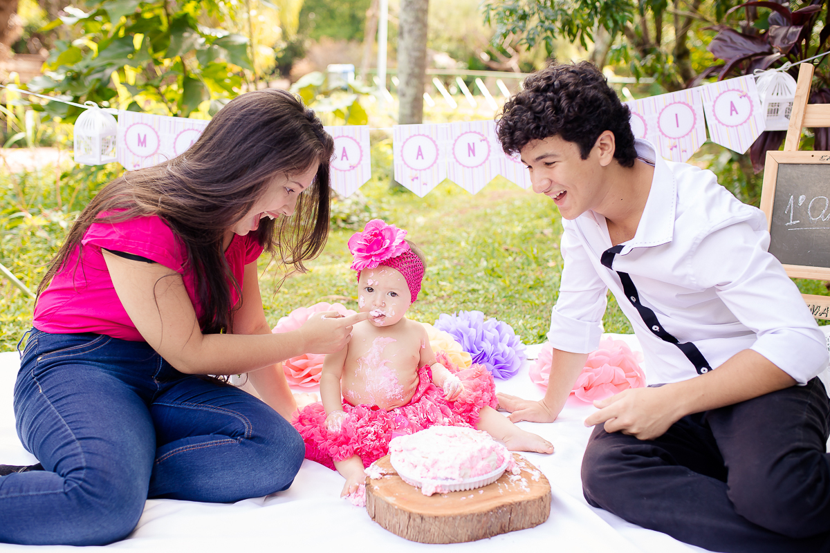 Linda e graciosa princesa muita fofa,  O Smash the cake da Maria Antonia com tema de jardim ficou apaixonante. ♥

 Essa menininha consegue bater todos recordes de  simpatia e fofura, ela é mais que demais! 