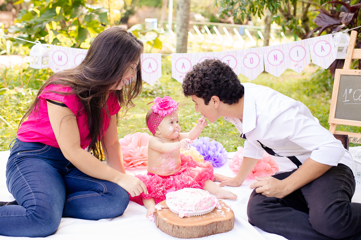Linda e graciosa princesa muita fofa,  O Smash the cake da Maria Antonia com tema de jardim ficou apaixonante. ♥

 Essa menininha consegue bater todos recordes de  simpatia e fofura, ela é mais que demais! 