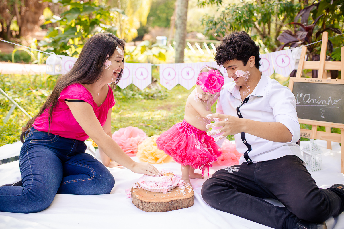 Linda e graciosa princesa muita fofa,  O Smash the cake da Maria Antonia com tema de jardim ficou apaixonante. ♥

 Essa menininha consegue bater todos recordes de  simpatia e fofura, ela é mais que demais! 