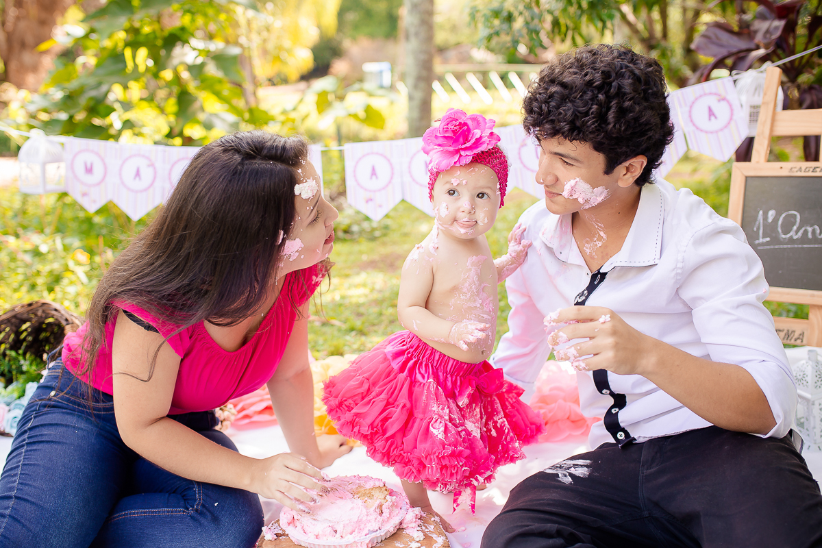 Linda e graciosa princesa muita fofa,  O Smash the cake da Maria Antonia com tema de jardim ficou apaixonante. ♥

 Essa menininha consegue bater todos recordes de  simpatia e fofura, ela é mais que demais! 