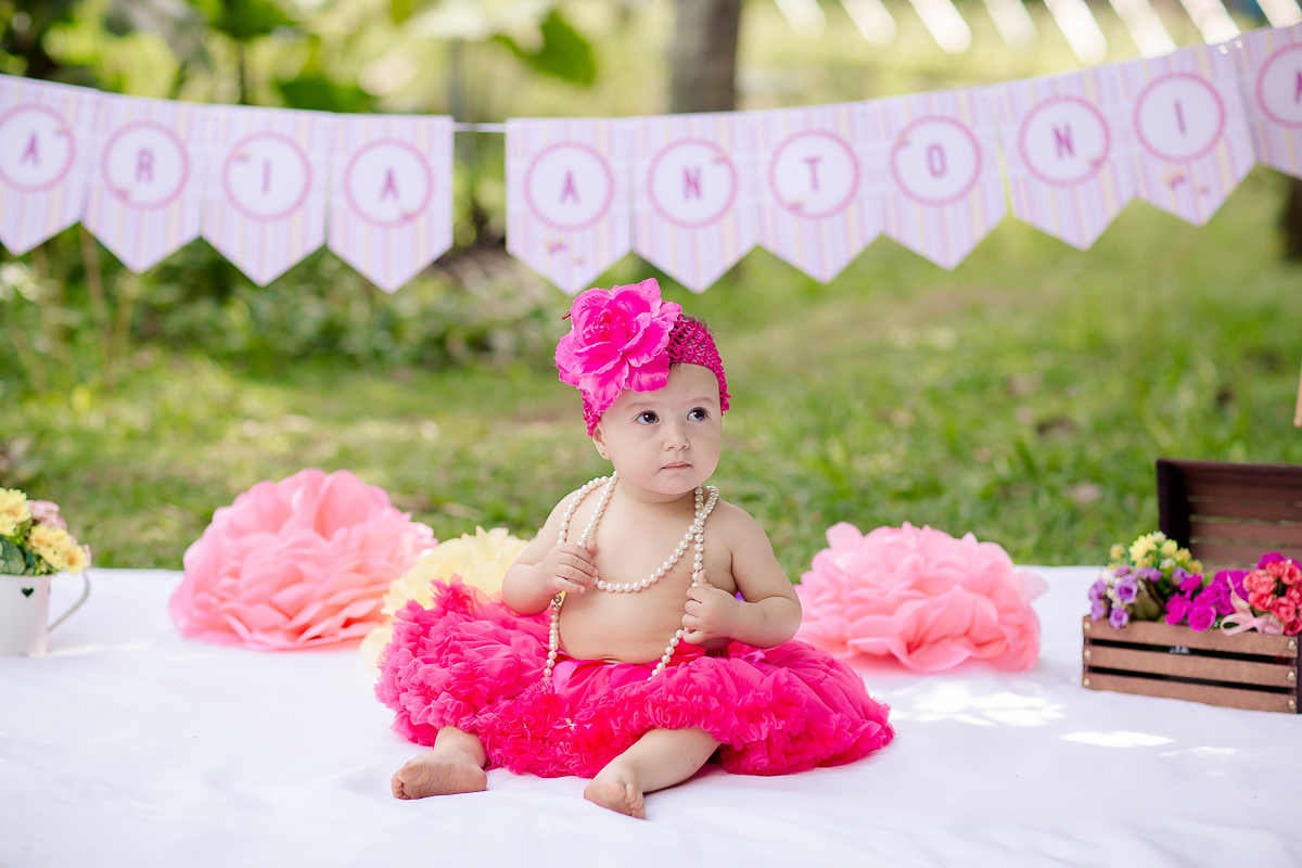 Linda e graciosa princesa muita fofa,  O Smash the cake da Maria Antonia com tema de jardim ficou apaixonante. ♥

 Essa menininha consegue bater todos recordes de  simpatia e fofura, ela é mais que demais! 