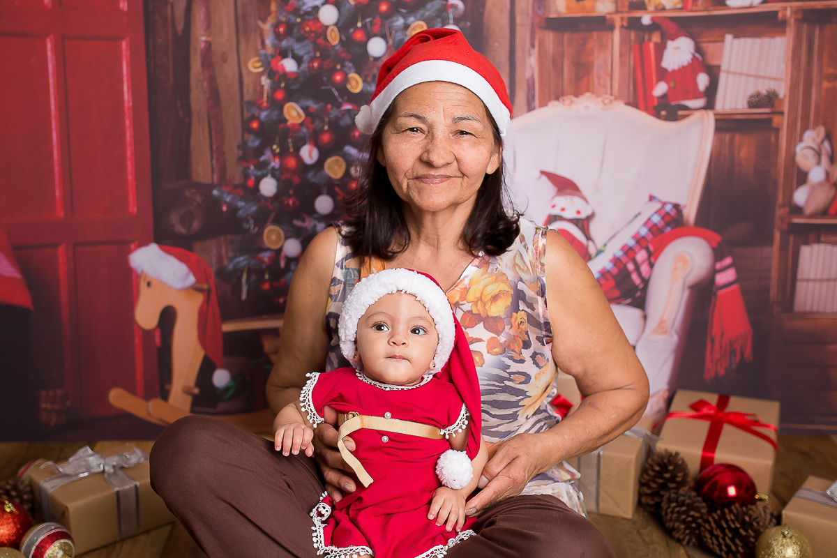 com 9 meses de pura fofura, a Maria Antonella estava radiante, com muitas descobertas e gracinhas dessa fase.

Aproveitamos para fazer a sua sessão de Natal, que ficou lindaaaa e contamos com a presença da vovó da pequena Maria! Foi muito divertido