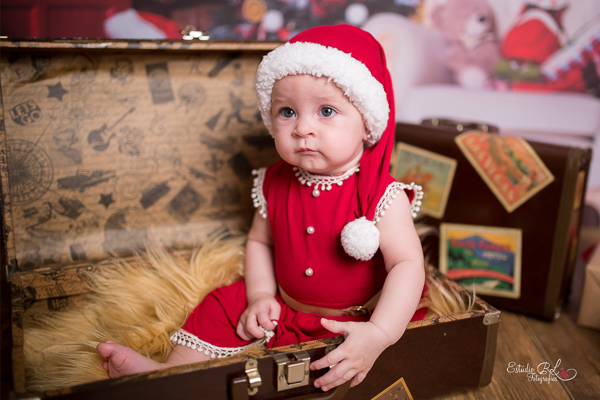 A linda da Helena já apareceu por aqui com sua sessão newborn e no acompanhamento de 3 meses. 

Agora chegou a vez da sessão de 6 meses (e ela já senta sozinha!!!) Aproveitamos para fazer a sessão de Natal....Foi muito divertido
