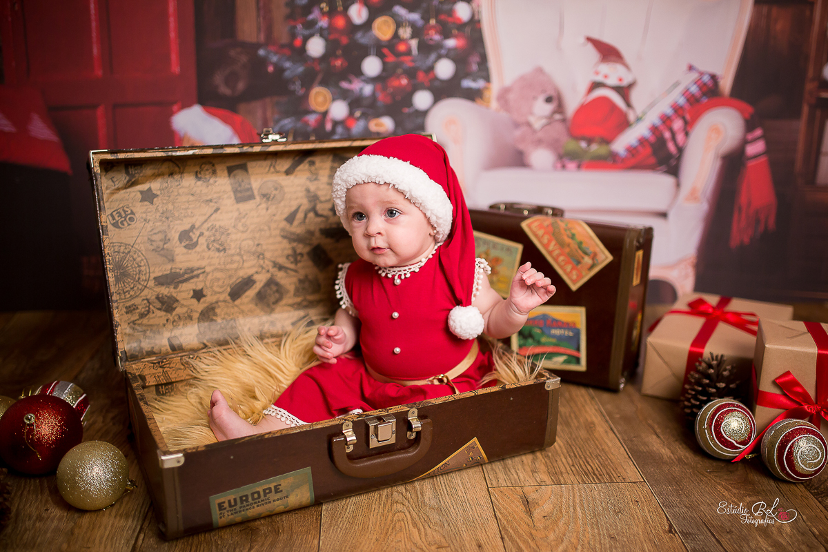 A linda da Helena já apareceu por aqui com sua sessão newborn e no acompanhamento de 3 meses. 

Agora chegou a vez da sessão de 6 meses (e ela já senta sozinha!!!) Aproveitamos para fazer a sessão de Natal....Foi muito divertido
