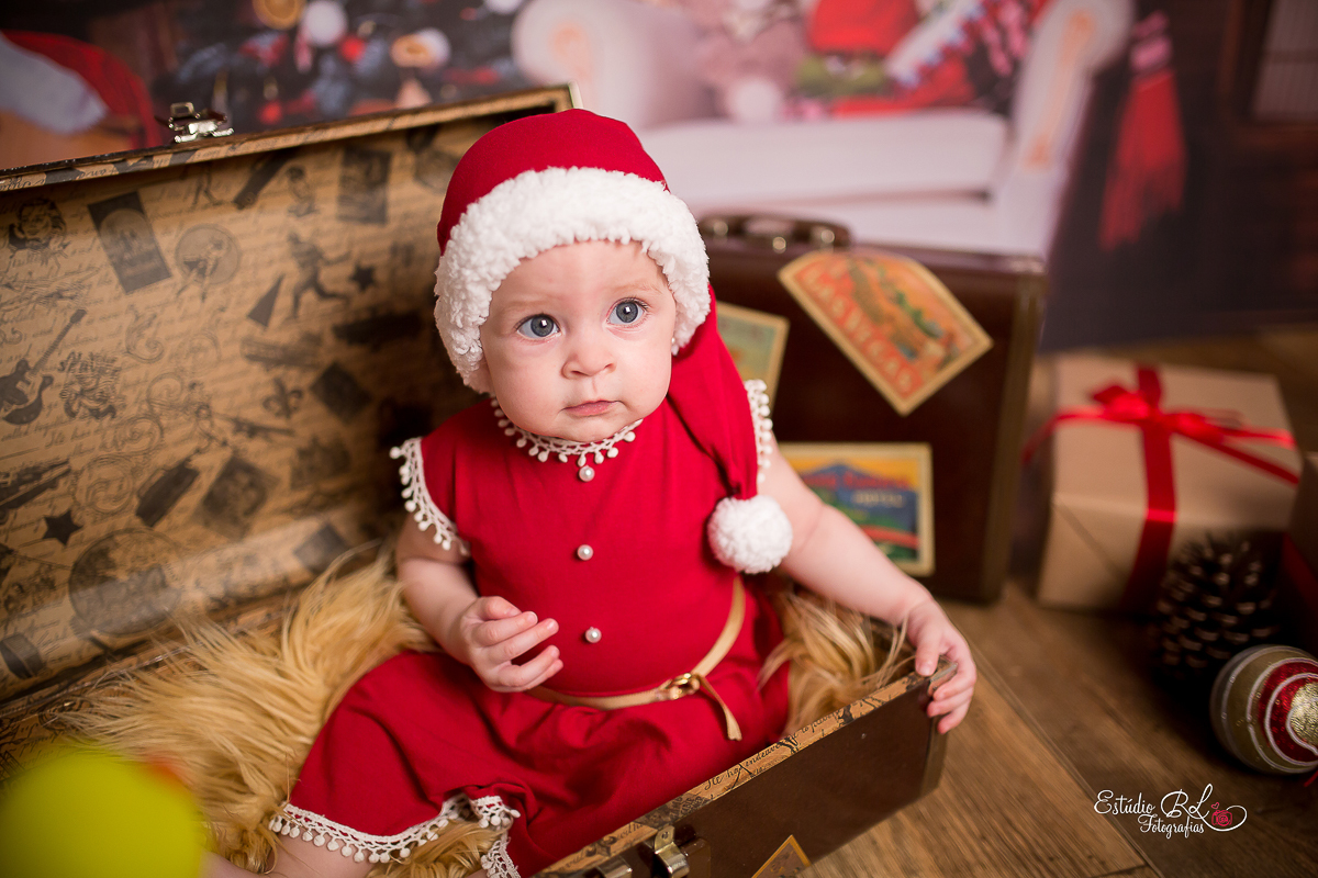 A linda da Helena já apareceu por aqui com sua sessão newborn e no acompanhamento de 3 meses. 

Agora chegou a vez da sessão de 6 meses (e ela já senta sozinha!!!) Aproveitamos para fazer a sessão de Natal....Foi muito divertido