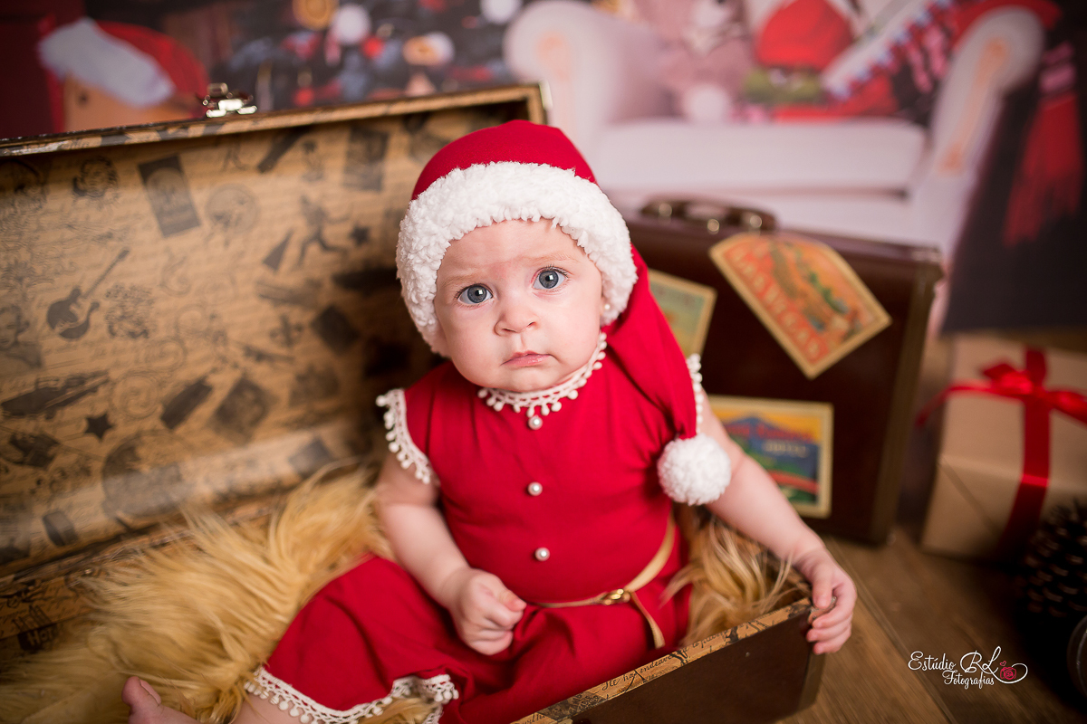 A linda da Helena já apareceu por aqui com sua sessão newborn e no acompanhamento de 3 meses. 

Agora chegou a vez da sessão de 6 meses (e ela já senta sozinha!!!) Aproveitamos para fazer a sessão de Natal....Foi muito divertido