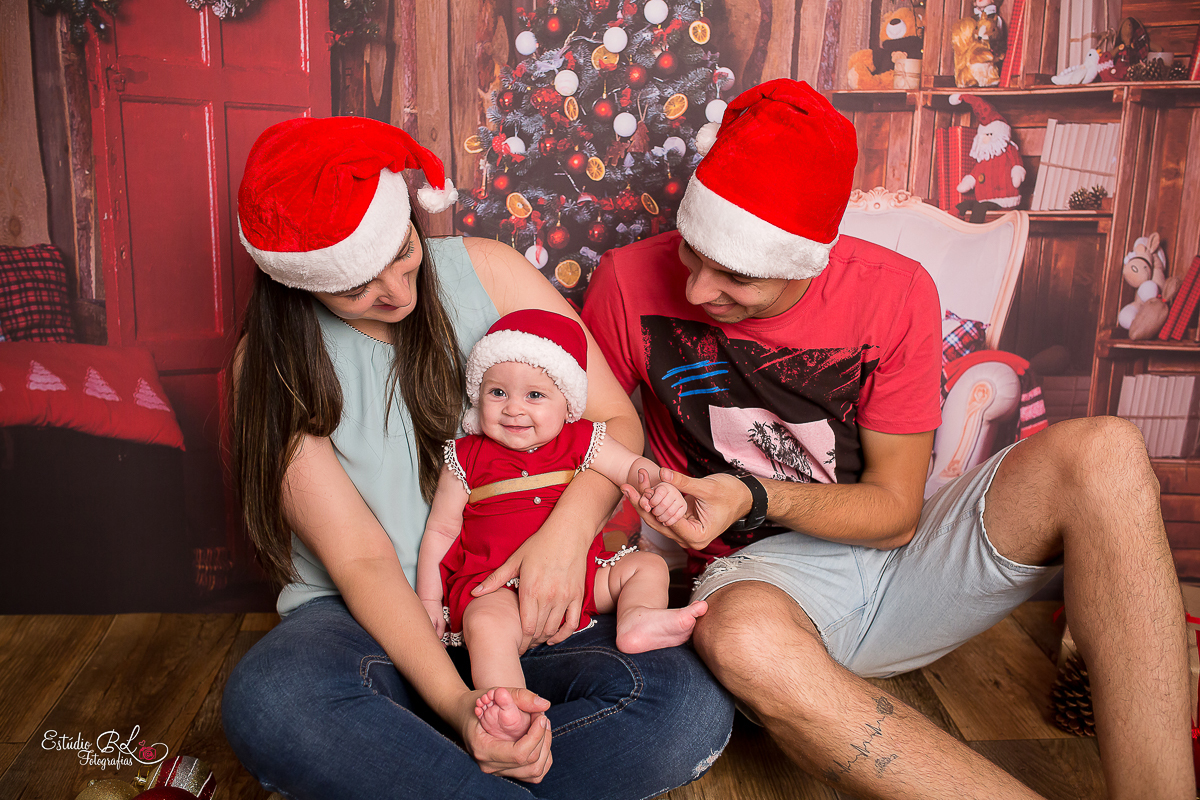 A linda da Helena já apareceu por aqui com sua sessão newborn e no acompanhamento de 3 meses. 

Agora chegou a vez da sessão de 6 meses (e ela já senta sozinha!!!) Aproveitamos para fazer a sessão de Natal....Foi muito divertido