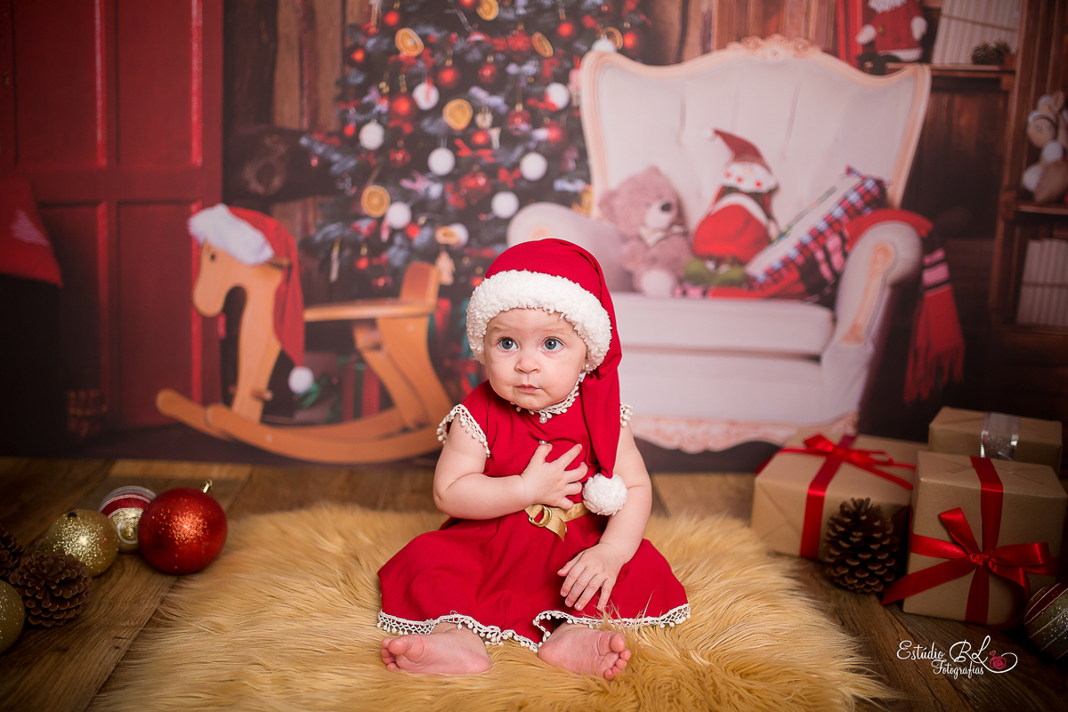 A linda da Helena já apareceu por aqui com sua sessão newborn e no acompanhamento de 3 meses. 

Agora chegou a vez da sessão de 6 meses (e ela já senta sozinha!!!) Aproveitamos para fazer a sessão de Natal....Foi muito divertido