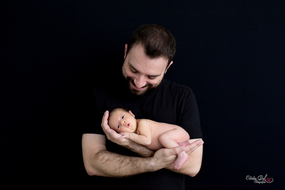 Sempre faço questão de incluir em todo ensaio newborn as fotos de família. Um lindo retrato de família é uma recordação para sempre desta fase tão mágica! 