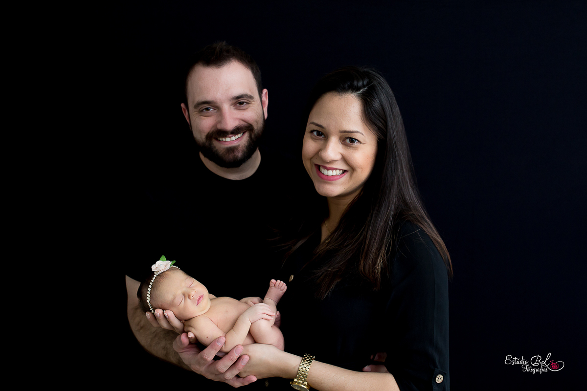 Sempre faço questão de incluir em todo ensaio newborn as fotos de família. Um lindo retrato de família é uma recordação para sempre desta fase tão mágica! 