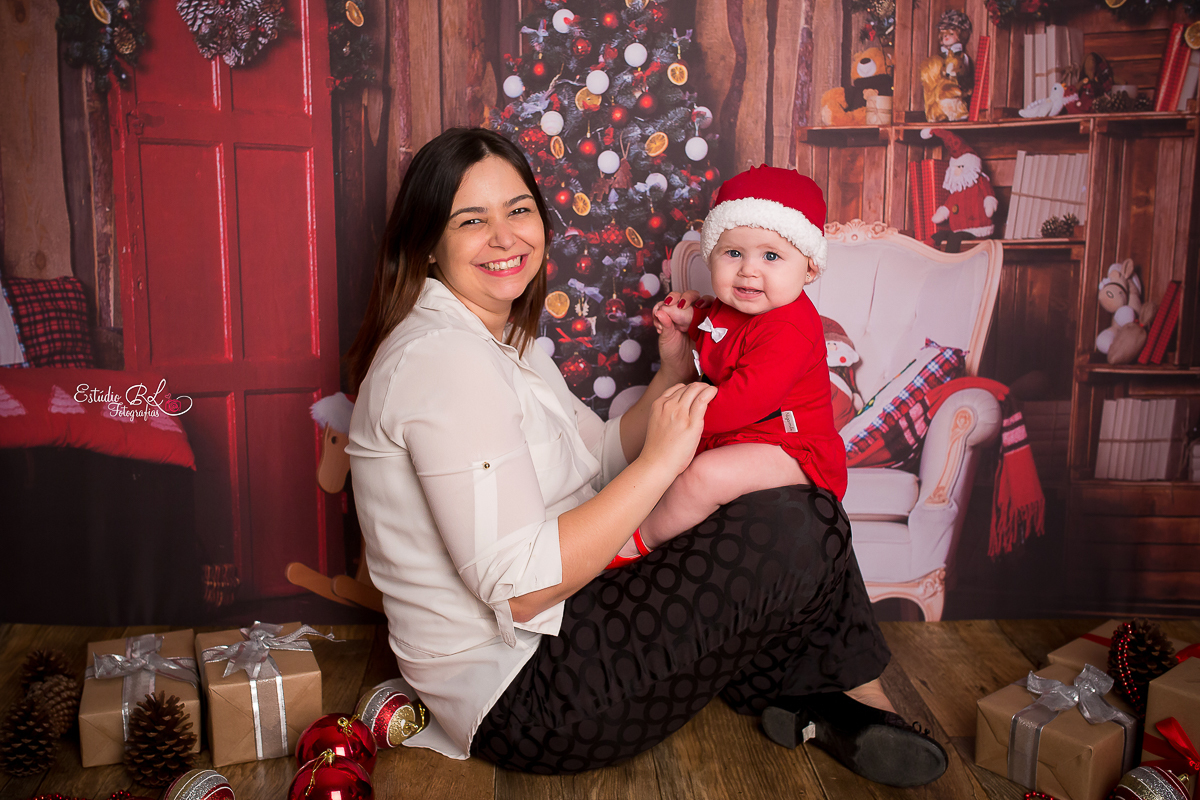 O natal é uma época tão linda e mágica, e com esta fofura ficou mais linda ainda, recheada de muita diversão, sorrisos, poses e o melhor de tudo muito amor!
Assim foi a sessão de Natal da Ana Clara!! <3 <3 <3