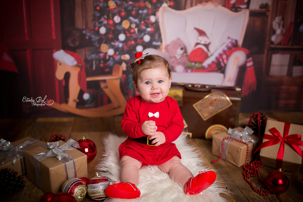 O natal é uma época tão linda e mágica, e com esta fofura ficou mais linda ainda, recheada de muita diversão, sorrisos, poses e o melhor de tudo muito amor!
Assim foi a sessão de Natal da Ana Clara!! <3 <3 <3