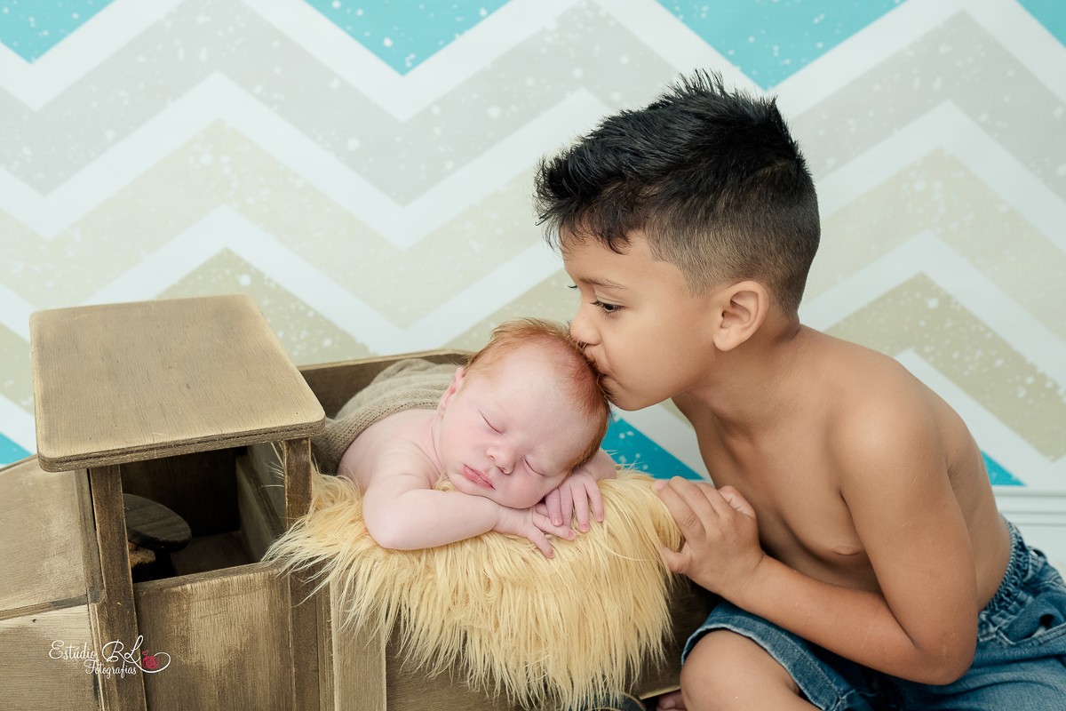 A fofura de hoje é este ruivinho lindo que veio nos visitar para fazer suas fotos newborn com 10 dias... super comportadinho, E claro que teve fotos com o irmãozinho mais velho 