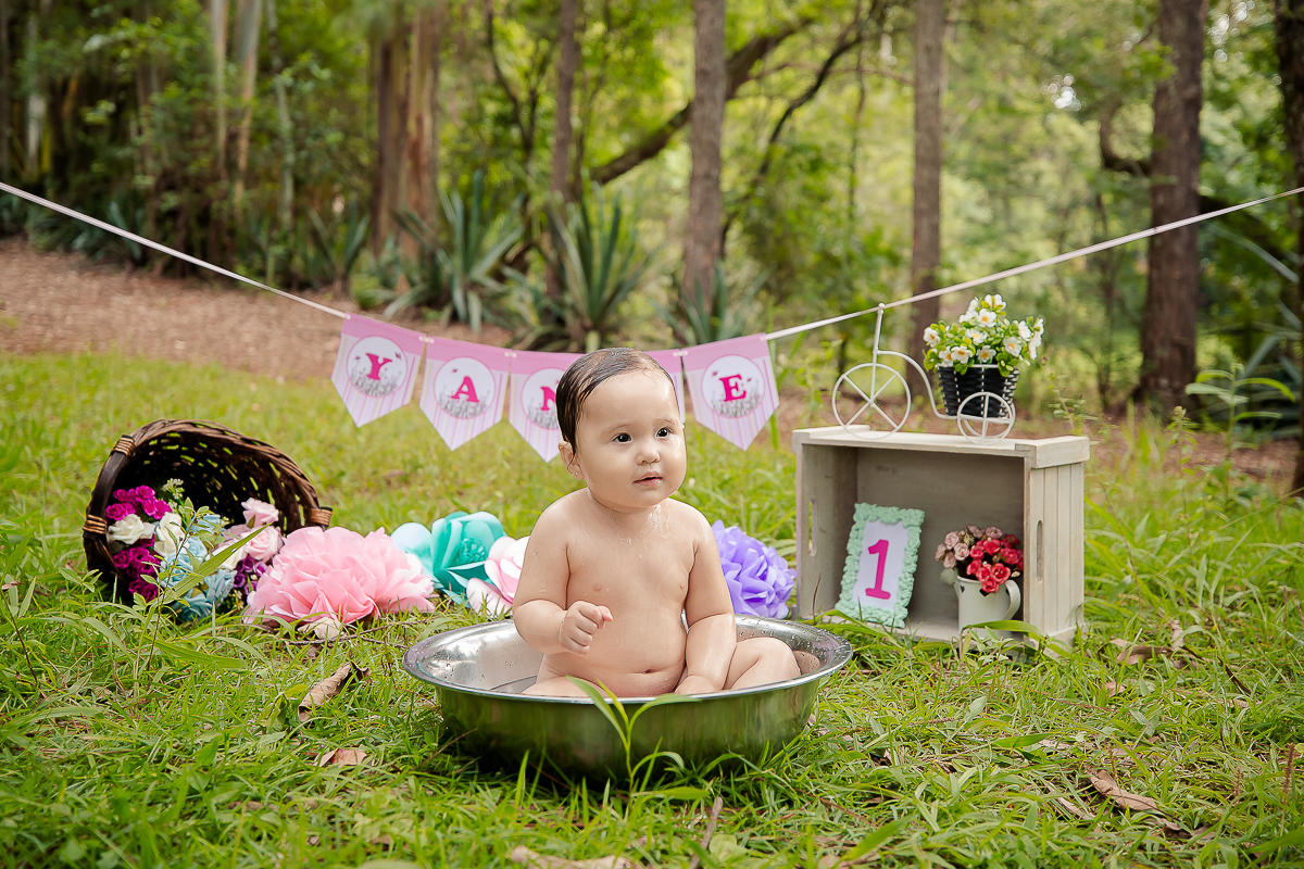 Ahhh, acabou mais um acompanhamento trimestral.
 Yanne completou seu primeiro aninho
E para comemorar fizemos um smash the cake lindo