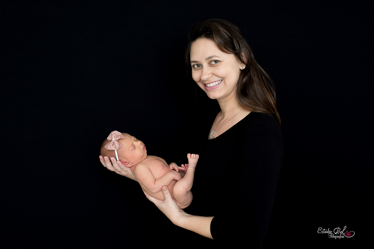 Conheçam a pequena e linda Maria em seu ensaio newborn, ela estava com apenas 14 dias de nascida e não podia ser mais charmosa!