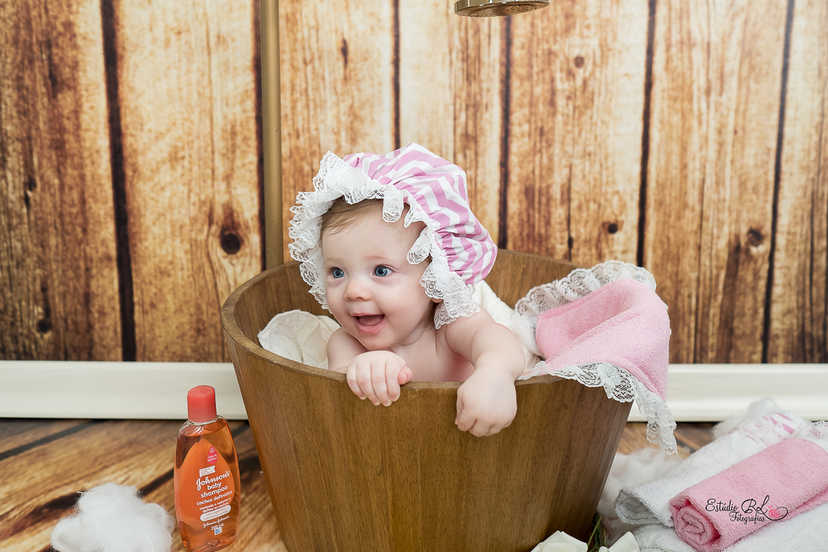 Com esses olhos azuis lindooosss, com um sorrisão e muita fofura para esbanjar... 

Esse foi o ensaio de 6 meses da Isa!!

A Isa está super esperta, quer pegar tudo para brincar. É muito bom acompanhar o crescimento desses bebês 
