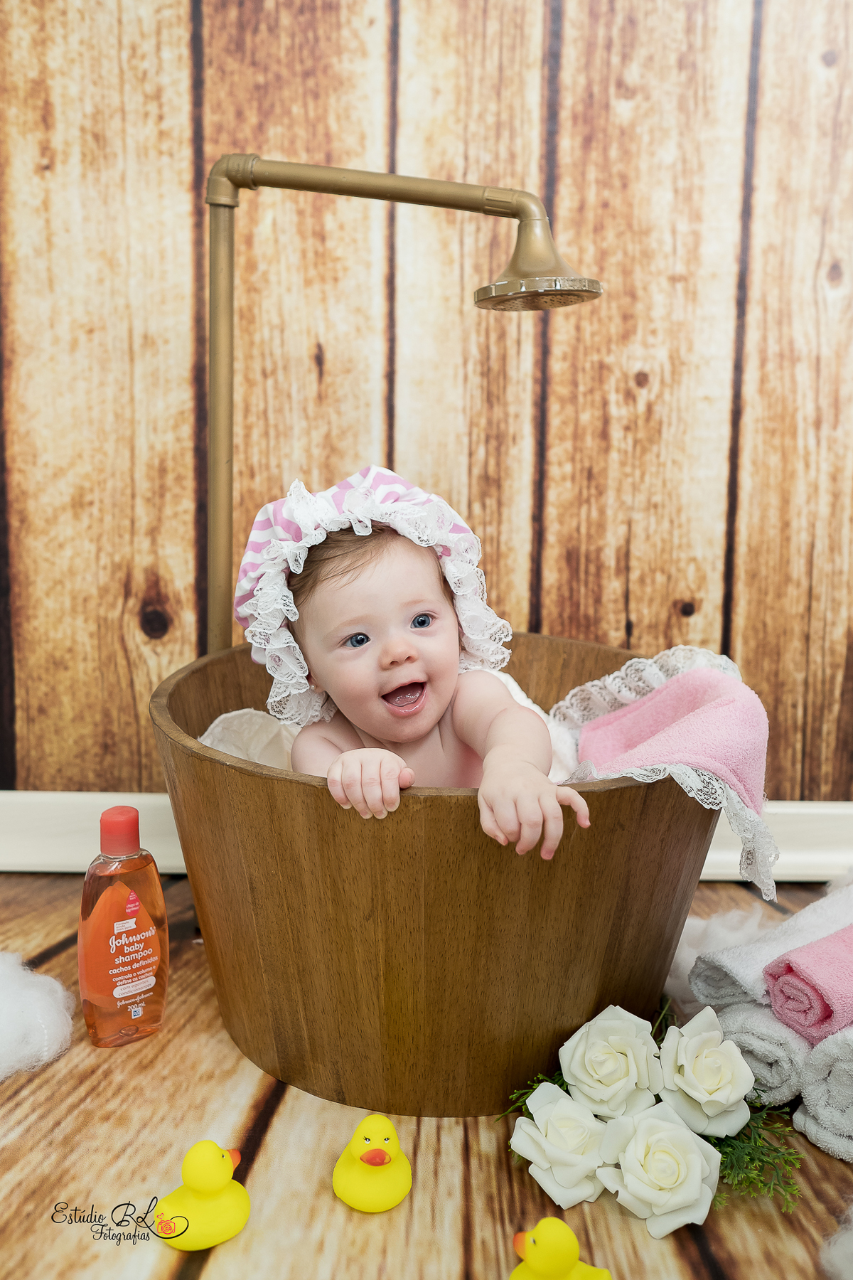 Com esses olhos azuis lindooosss, com um sorrisão e muita fofura para esbanjar... 

Esse foi o ensaio de 6 meses da Isa!!

A Isa está super esperta, quer pegar tudo para brincar. É muito bom acompanhar o crescimento desses bebês 