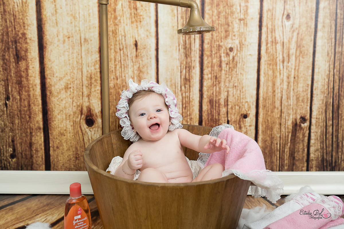 Com esses olhos azuis lindooosss, com um sorrisão e muita fofura para esbanjar... 

Esse foi o ensaio de 6 meses da Isa!!

A Isa está super esperta, quer pegar tudo para brincar. É muito bom acompanhar o crescimento desses bebês 