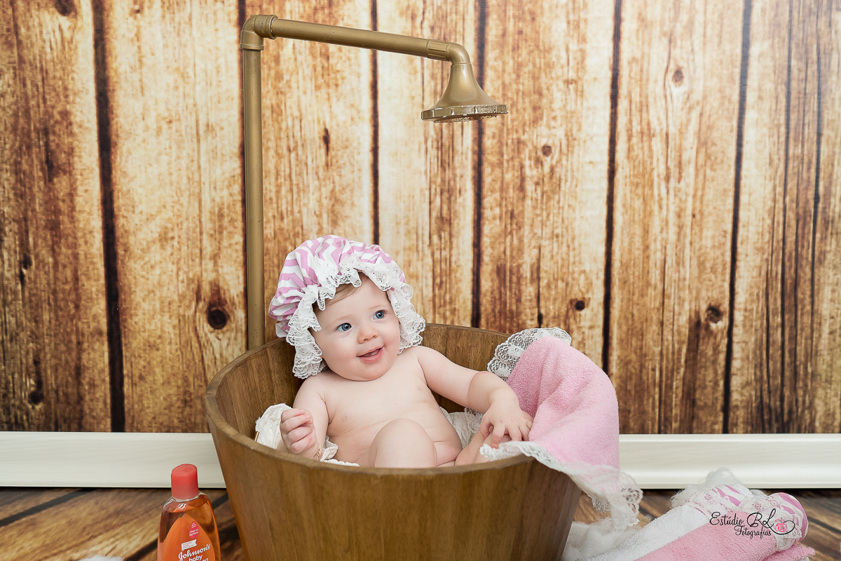 Com esses olhos azuis lindooosss, com um sorrisão e muita fofura para esbanjar... 

Esse foi o ensaio de 6 meses da Isa!!

A Isa está super esperta, quer pegar tudo para brincar. É muito bom acompanhar o crescimento desses bebês 