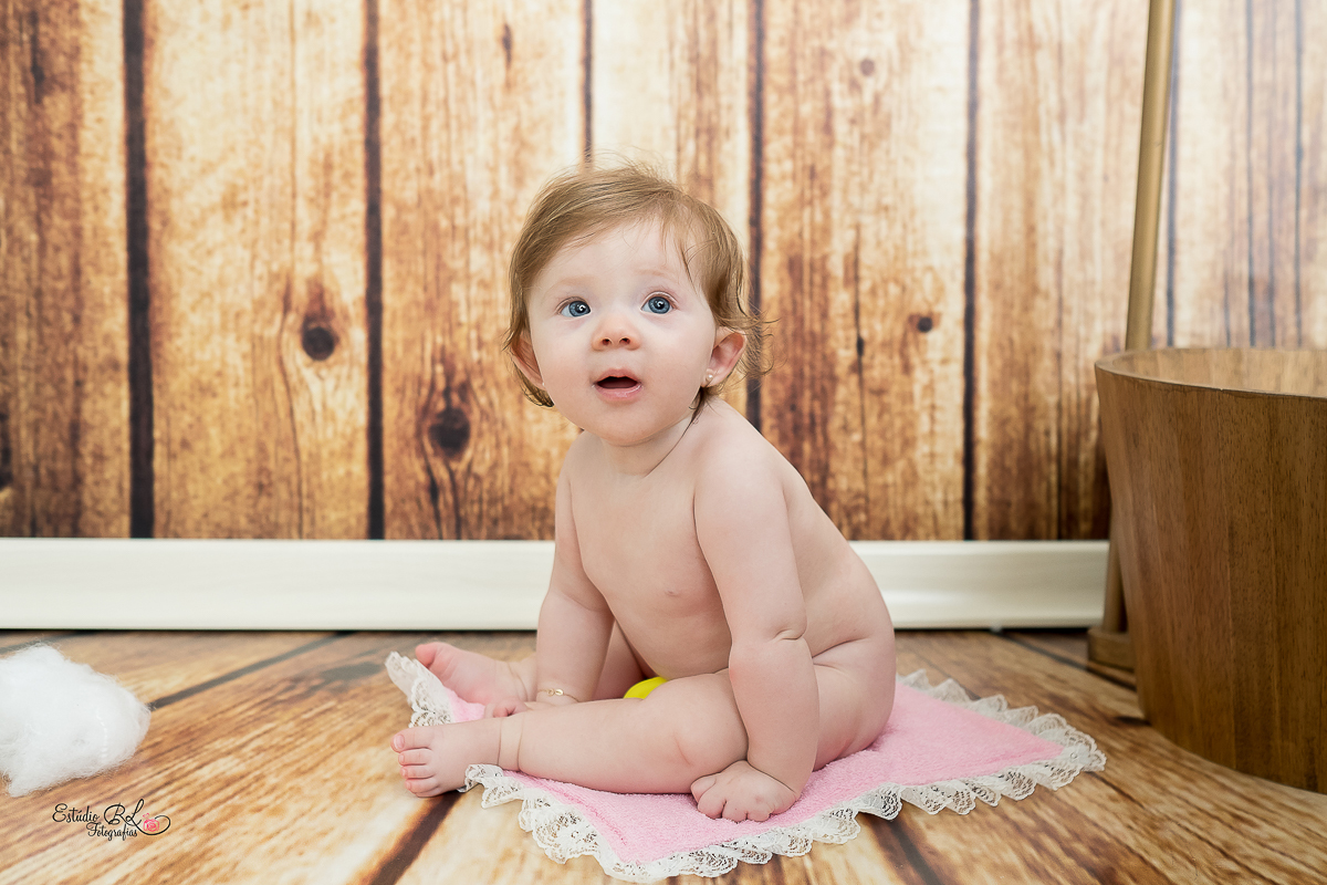 Com esses olhos azuis lindooosss, com um sorrisão e muita fofura para esbanjar... 

Esse foi o ensaio de 6 meses da Isa!!

A Isa está super esperta, quer pegar tudo para brincar. É muito bom acompanhar o crescimento desses bebês 