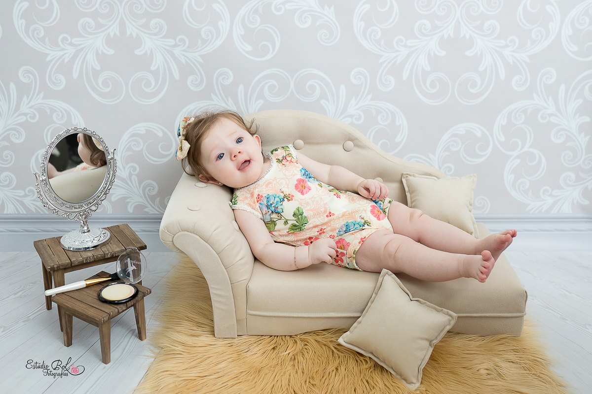 Com esses olhos azuis lindooosss, com um sorrisão e muita fofura para esbanjar... 

Esse foi o ensaio de 6 meses da Isa!!

A Isa está super esperta, quer pegar tudo para brincar. É muito bom acompanhar o crescimento desses bebês 