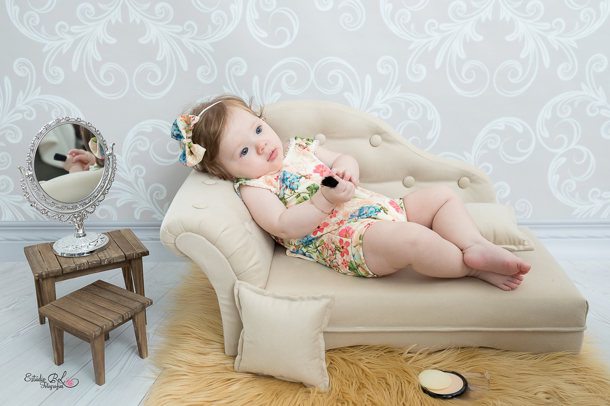 Com esses olhos azuis lindooosss, com um sorrisão e muita fofura para esbanjar... 

Esse foi o ensaio de 6 meses da Isa!!

A Isa está super esperta, quer pegar tudo para brincar. É muito bom acompanhar o crescimento desses bebês 