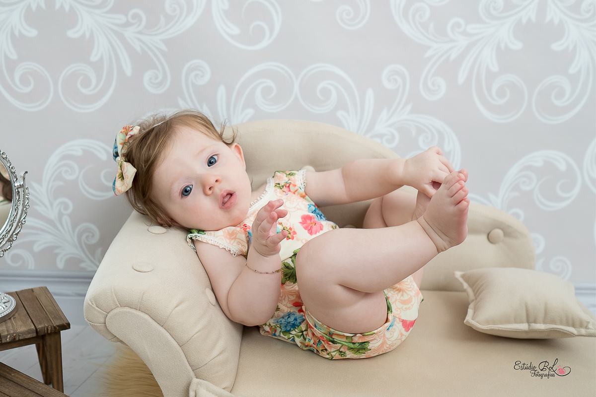 Com esses olhos azuis lindooosss, com um sorrisão e muita fofura para esbanjar... 

Esse foi o ensaio de 6 meses da Isa!!

A Isa está super esperta, quer pegar tudo para brincar. É muito bom acompanhar o crescimento desses bebês 