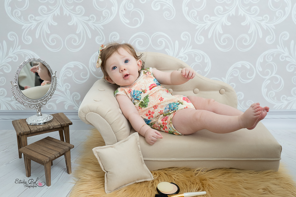 Com esses olhos azuis lindooosss, com um sorrisão e muita fofura para esbanjar... 

Esse foi o ensaio de 6 meses da Isa!!

A Isa está super esperta, quer pegar tudo para brincar. É muito bom acompanhar o crescimento desses bebês 