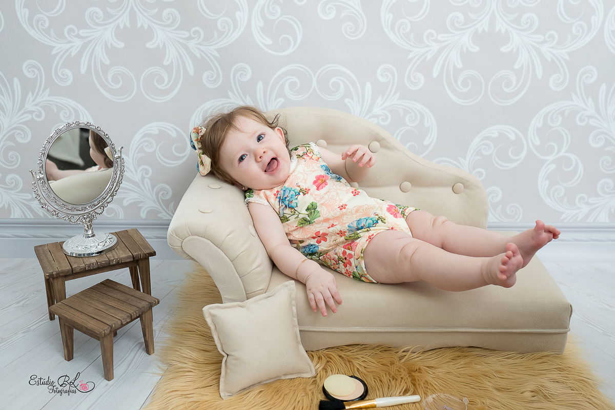 Com esses olhos azuis lindooosss, com um sorrisão e muita fofura para esbanjar... 

Esse foi o ensaio de 6 meses da Isa!!

A Isa está super esperta, quer pegar tudo para brincar. É muito bom acompanhar o crescimento desses bebês 