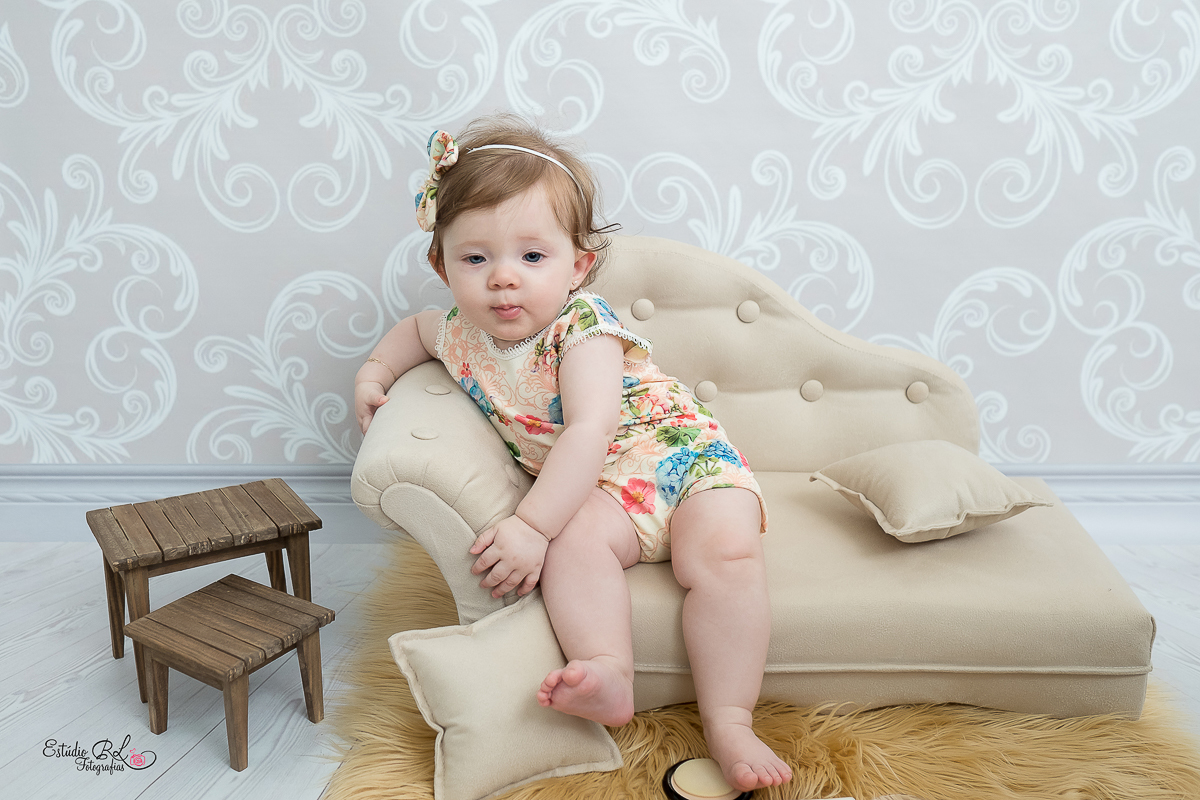 Com esses olhos azuis lindooosss, com um sorrisão e muita fofura para esbanjar... 

Esse foi o ensaio de 6 meses da Isa!!

A Isa está super esperta, quer pegar tudo para brincar. É muito bom acompanhar o crescimento desses bebês 