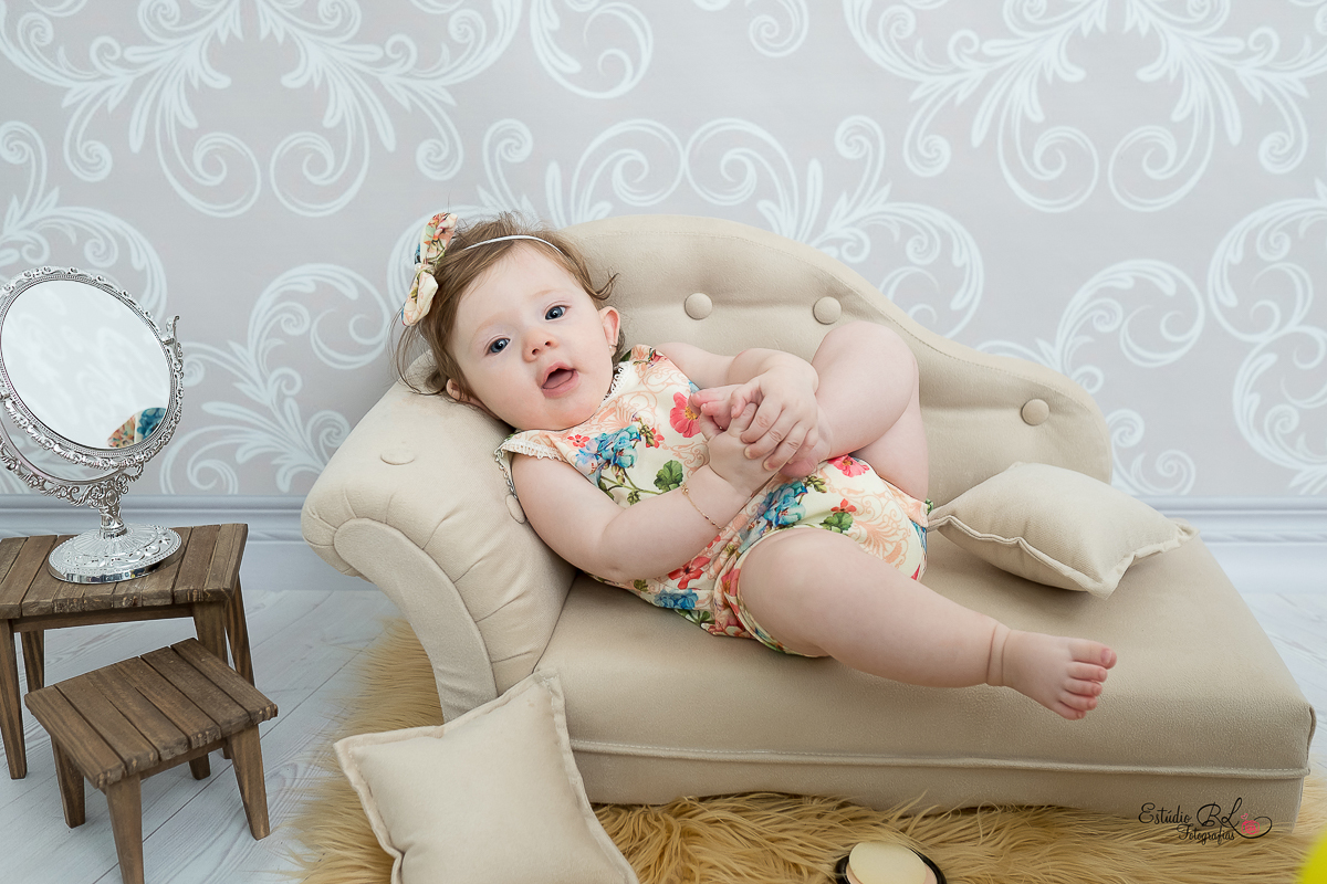 Com esses olhos azuis lindooosss, com um sorrisão e muita fofura para esbanjar... 

Esse foi o ensaio de 6 meses da Isa!!

A Isa está super esperta, quer pegar tudo para brincar. É muito bom acompanhar o crescimento desses bebês 