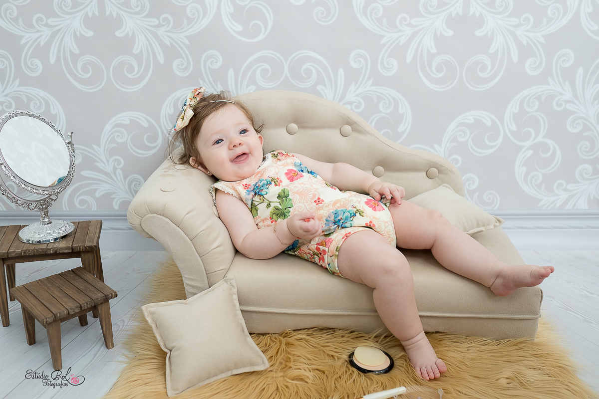 Com esses olhos azuis lindooosss, com um sorrisão e muita fofura para esbanjar... 

Esse foi o ensaio de 6 meses da Isa!!

A Isa está super esperta, quer pegar tudo para brincar. É muito bom acompanhar o crescimento desses bebês 