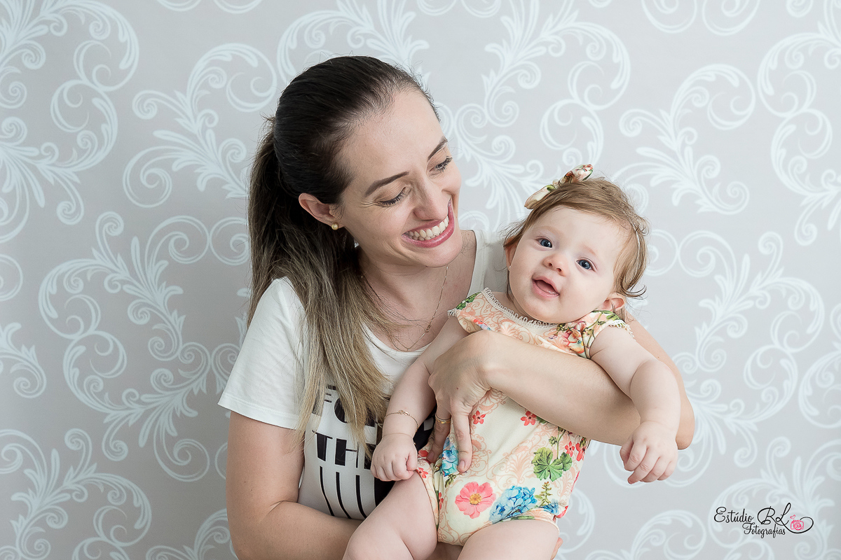 Com esses olhos azuis lindooosss, com um sorrisão e muita fofura para esbanjar... 

Esse foi o ensaio de 6 meses da Isa!!

A Isa está super esperta, quer pegar tudo para brincar. É muito bom acompanhar o crescimento desses bebês 