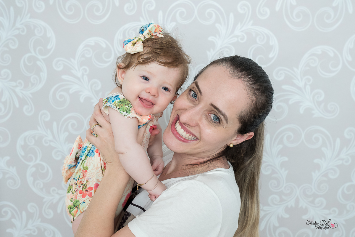Com esses olhos azuis lindooosss, com um sorrisão e muita fofura para esbanjar... 

Esse foi o ensaio de 6 meses da Isa!!

A Isa está super esperta, quer pegar tudo para brincar. É muito bom acompanhar o crescimento desses bebês 