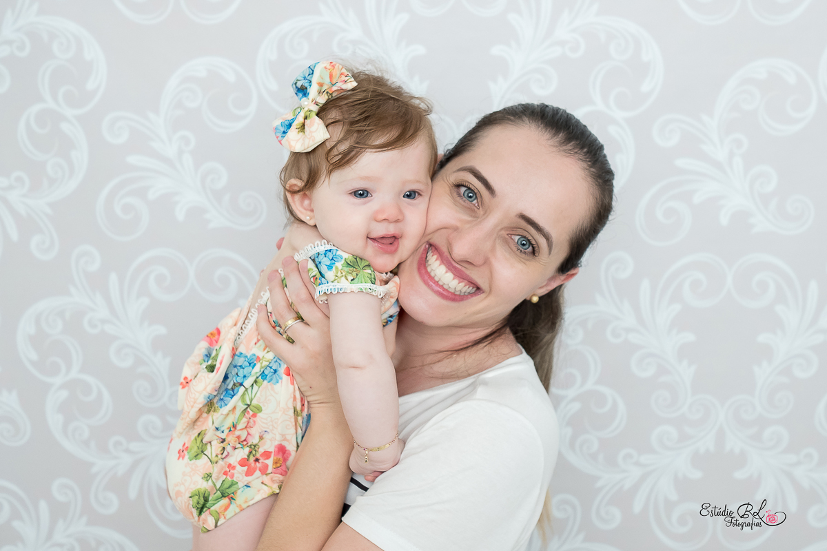 Com esses olhos azuis lindooosss, com um sorrisão e muita fofura para esbanjar... 

Esse foi o ensaio de 6 meses da Isa!!

A Isa está super esperta, quer pegar tudo para brincar. É muito bom acompanhar o crescimento desses bebês 