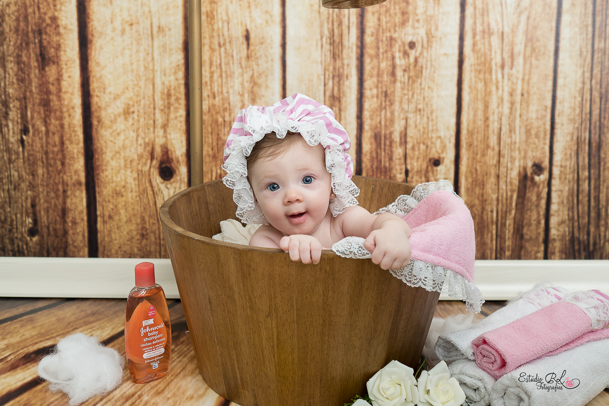 Com esses olhos azuis lindooosss, com um sorrisão e muita fofura para esbanjar... 

Esse foi o ensaio de 6 meses da Isa!!

A Isa está super esperta, quer pegar tudo para brincar. É muito bom acompanhar o crescimento desses bebês 