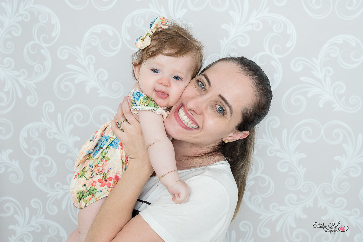 Com esses olhos azuis lindooosss, com um sorrisão e muita fofura para esbanjar... 

Esse foi o ensaio de 6 meses da Isa!!

A Isa está super esperta, quer pegar tudo para brincar. É muito bom acompanhar o crescimento desses bebês 