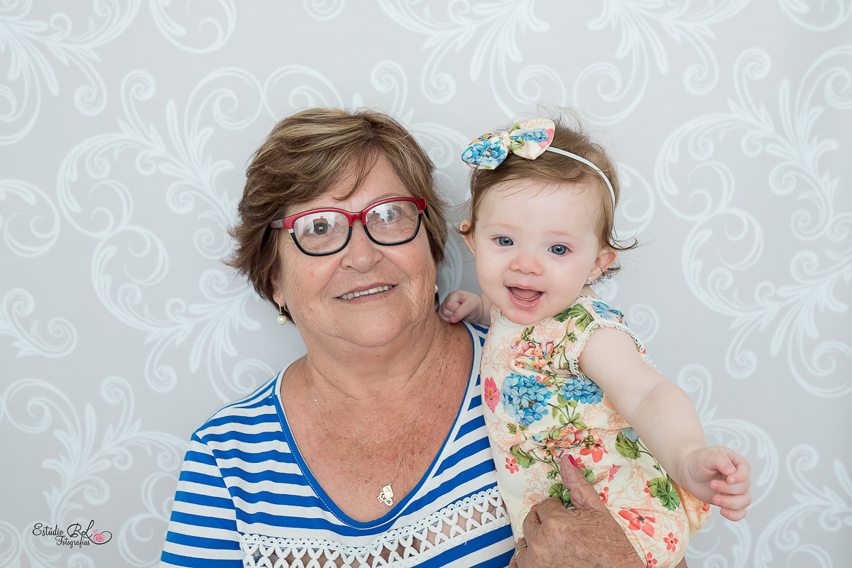 Com esses olhos azuis lindooosss, com um sorrisão e muita fofura para esbanjar... 

Esse foi o ensaio de 6 meses da Isa!!

A Isa está super esperta, quer pegar tudo para brincar. É muito bom acompanhar o crescimento desses bebês 