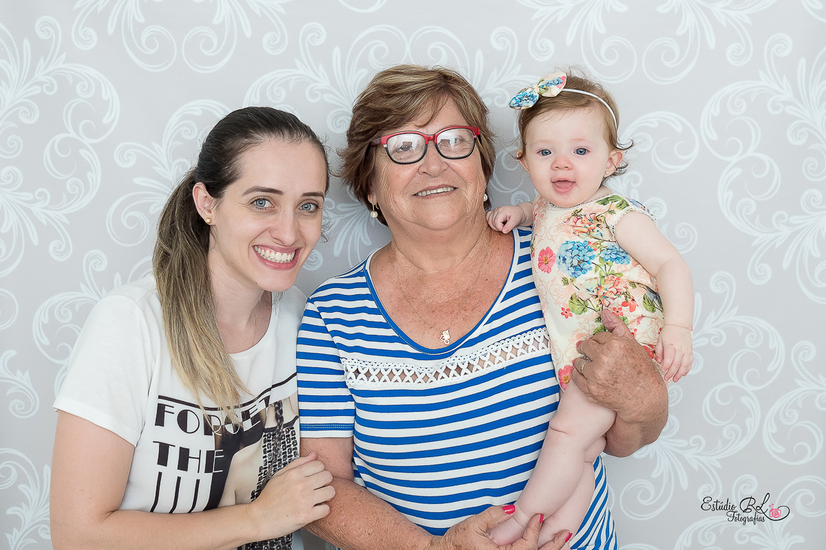 Com esses olhos azuis lindooosss, com um sorrisão e muita fofura para esbanjar... 

Esse foi o ensaio de 6 meses da Isa!!

A Isa está super esperta, quer pegar tudo para brincar. É muito bom acompanhar o crescimento desses bebês 