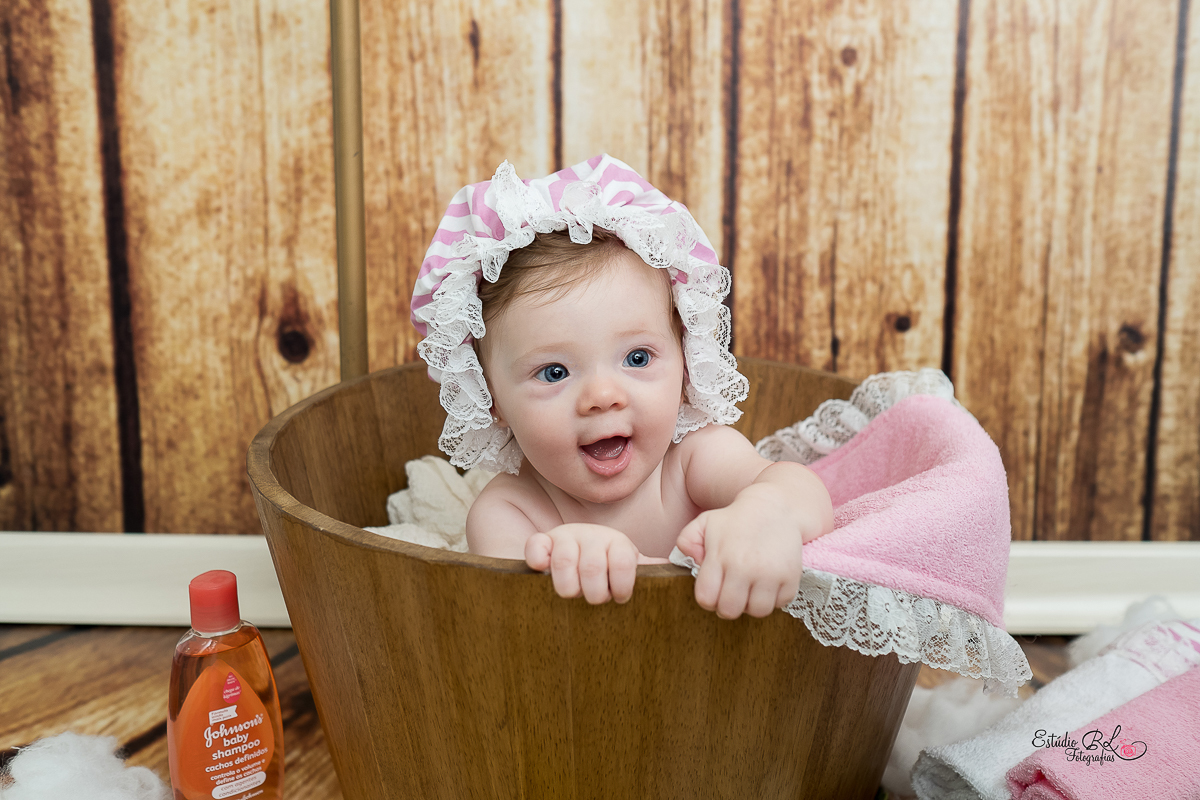 Com esses olhos azuis lindooosss, com um sorrisão e muita fofura para esbanjar... 

Esse foi o ensaio de 6 meses da Isa!!

A Isa está super esperta, quer pegar tudo para brincar. É muito bom acompanhar o crescimento desses bebês 