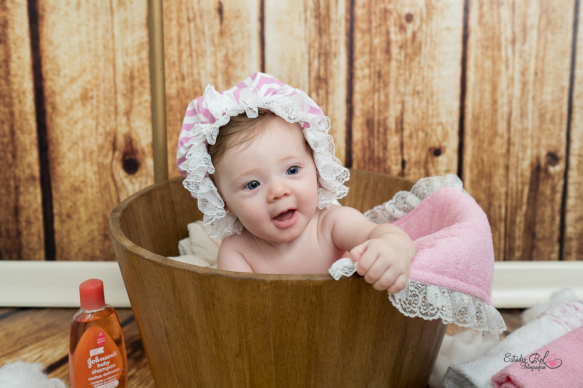Com esses olhos azuis lindooosss, com um sorrisão e muita fofura para esbanjar... 

Esse foi o ensaio de 6 meses da Isa!!

A Isa está super esperta, quer pegar tudo para brincar. É muito bom acompanhar o crescimento desses bebês 
