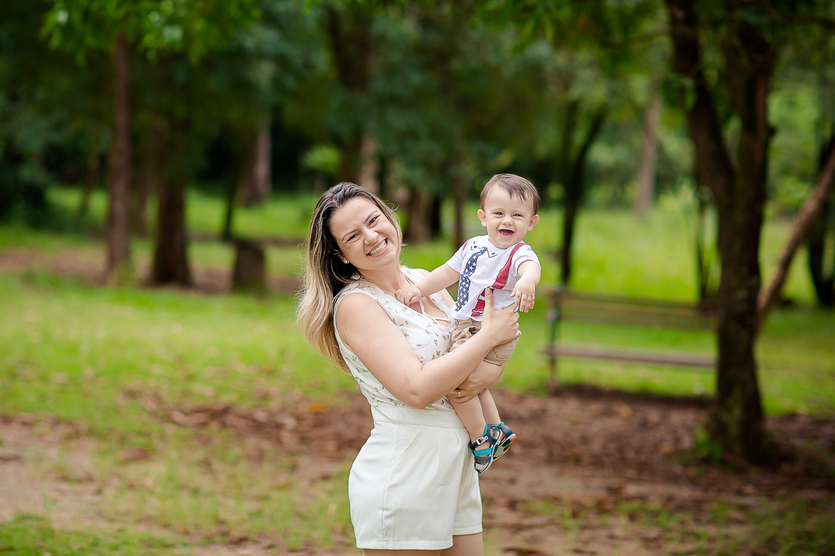 Excesso de fofura nesse ensaio de Smash the cake para comemorar o 1º aninho do Arthur!!!

Arthur começou a mexer no bolo todo desconfiado, mas logo fez uma bagunça.... esmagou tudo,e aproveitou para comer também...

A família também participou da lambança