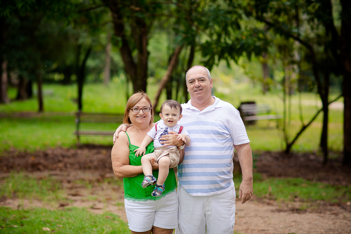Excesso de fofura nesse ensaio de Smash the cake para comemorar o 1º aninho do Arthur!!!

Arthur começou a mexer no bolo todo desconfiado, mas logo fez uma bagunça.... esmagou tudo,e aproveitou para comer também...

A família também participou da lambança