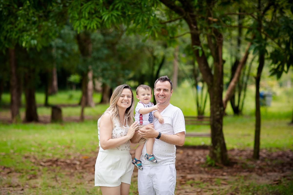 Excesso de fofura nesse ensaio de Smash the cake para comemorar o 1º aninho do Arthur!!!

Arthur começou a mexer no bolo todo desconfiado, mas logo fez uma bagunça.... esmagou tudo,e aproveitou para comer também...

A família também participou da lambança