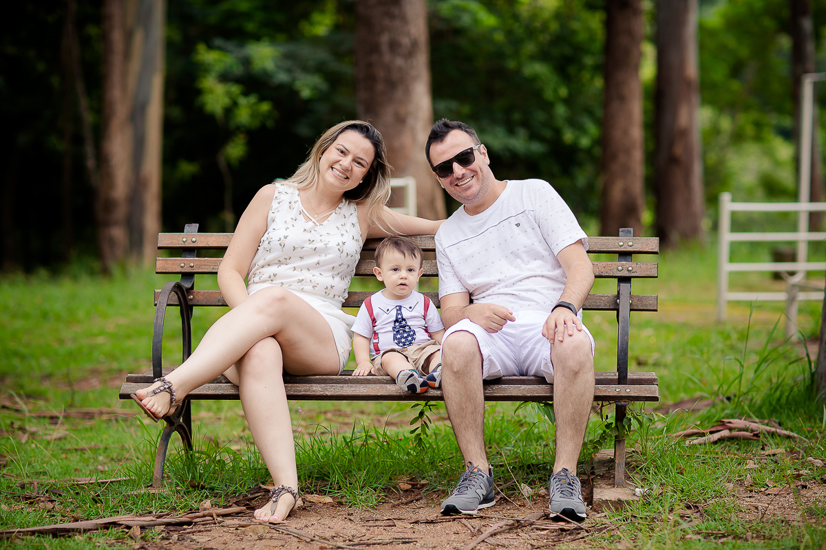 Excesso de fofura nesse ensaio de Smash the cake para comemorar o 1º aninho do Arthur!!!

Arthur começou a mexer no bolo todo desconfiado, mas logo fez uma bagunça.... esmagou tudo,e aproveitou para comer também...

A família também participou da lambança