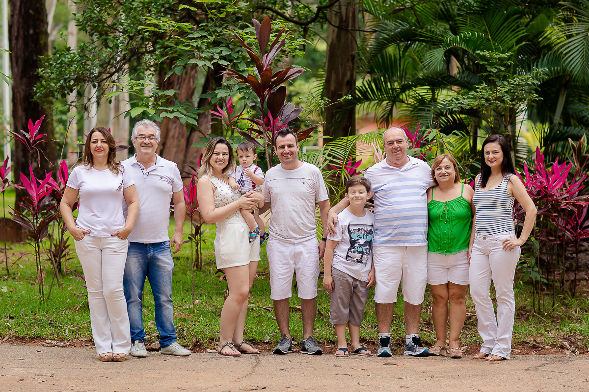 Excesso de fofura nesse ensaio de Smash the cake para comemorar o 1º aninho do Arthur!!!

Arthur começou a mexer no bolo todo desconfiado, mas logo fez uma bagunça.... esmagou tudo,e aproveitou para comer também...

A família também participou da lambança